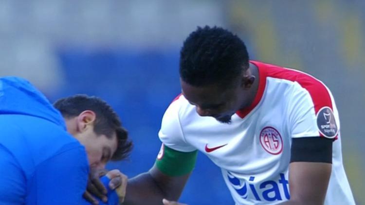 Emre Eto'o'nun elini öptü