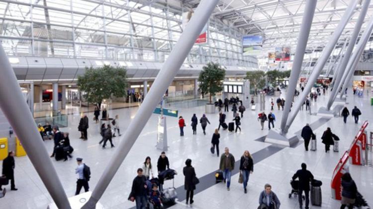 Düsseldorf Havaalanı'nda 14 Türk yolcu bekletiliyor