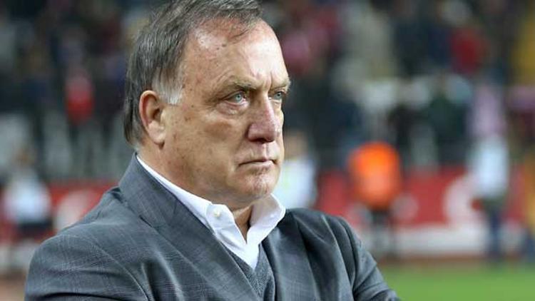 Advocaat'tan Emenike ve Van der Wiel açıklaması