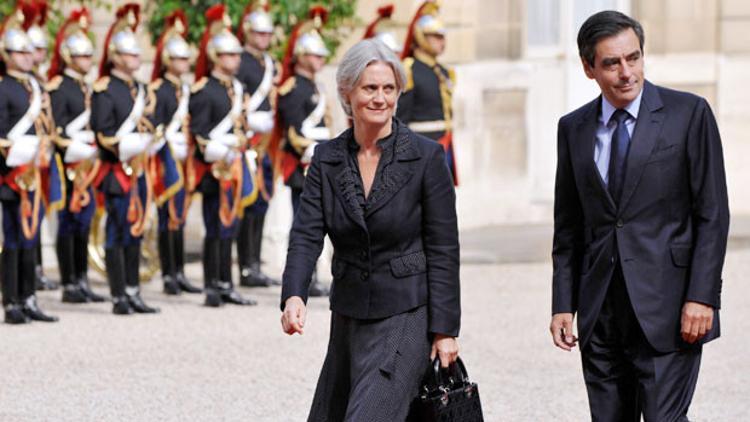 François Fillon eşine ayrıcalık mı sağladı