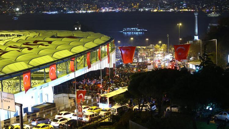 Derbiye bilet bulamadılar, gece tırmanıp stada girdiler!