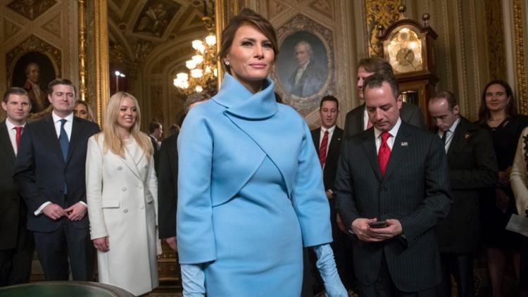 Melania Trump başlattı: Bebek mavisi nasıl kombinlenir?