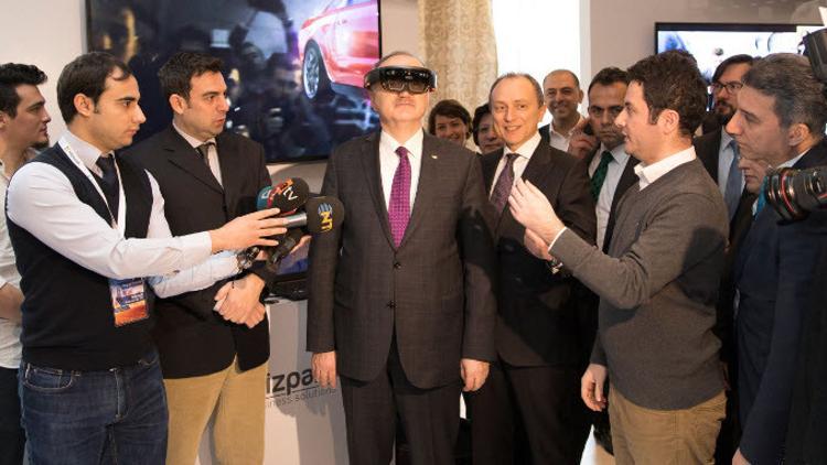 Bakan Özlü Hololens'i böyle denedi!