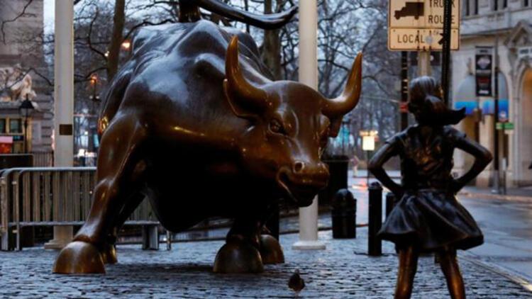Wall Streetin bronz boğasına karşı korkusuz kız heykeli
