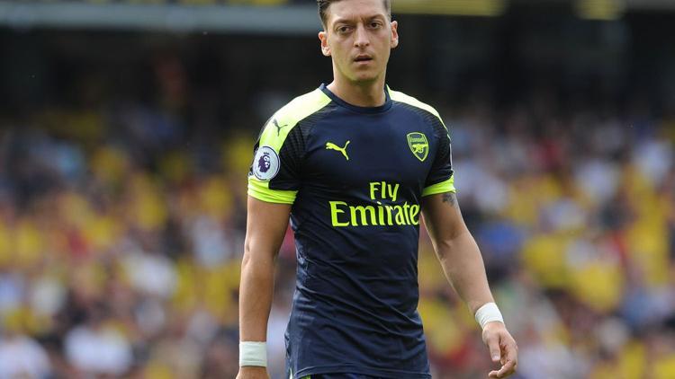 Mesut Özil formayı giyecek!