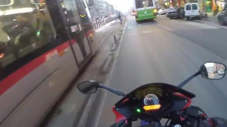 Motosikletle tramvaya kafa tuttu! 'Ben senin önüne kırıyor muyum'