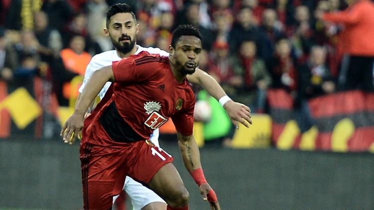 Es Es'e seyircisi önünde Demir darbe