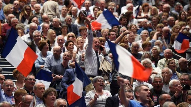 Fransa, başkanlık seçimlerine sekiz gün kala Melenchon'un atağını konuşuyor