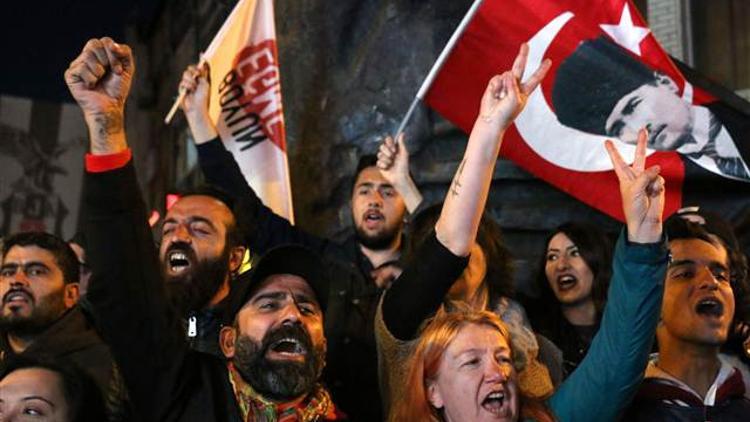 İstanbul'da referandum protestolarına 19 gözaltı