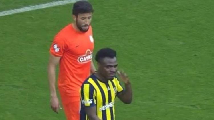 Emenike’den şok hareket! Iraklı futbolcunun yanında…