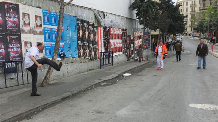 Taksim esnafı müşteri bulamayınca top oynadı
