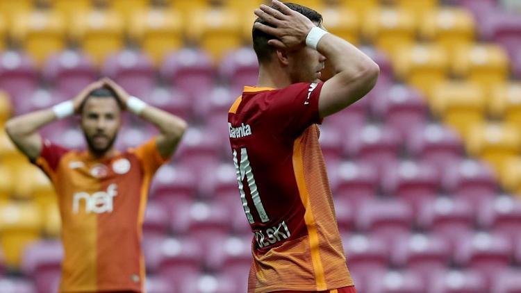Seyircisiz Aslan komada! 4 gol, 1 kırmızı