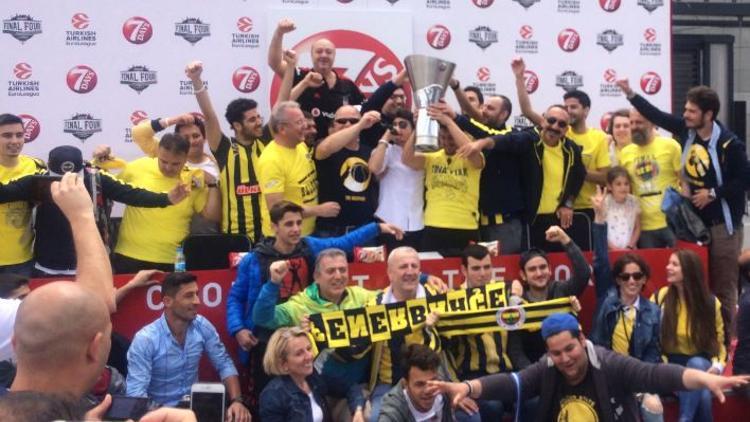 Fenerbahçe taraftarı kupayı kaldırdı