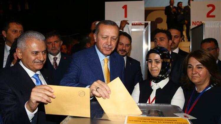 AK Partide Erdoğan yeniden Genel Başkan... Son dakika mesajları...
