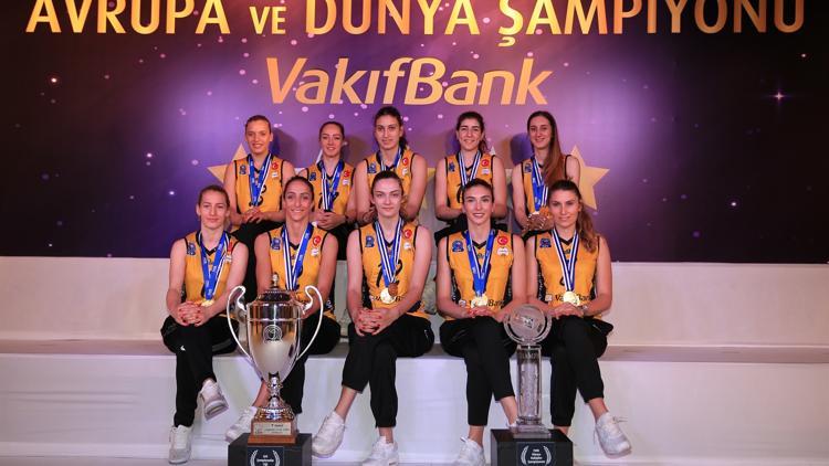 Şampiyon kupalarıyla poz verdi!