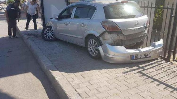 Otomobil durakta bekleyen öğrencilere çarptı