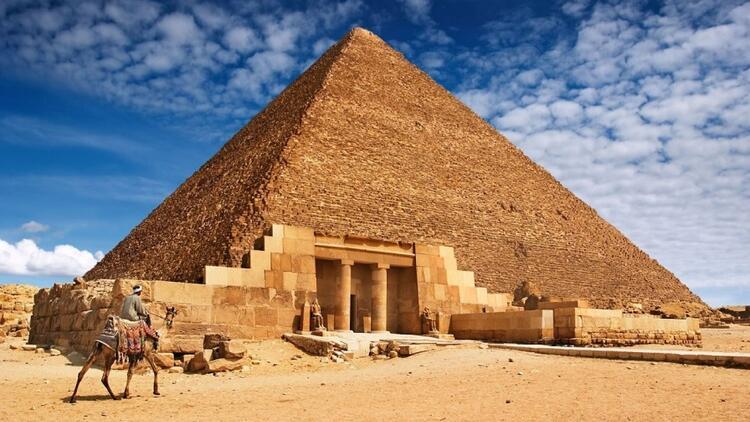 Piramidin en altında ezilenler, üstünde tanrı kral