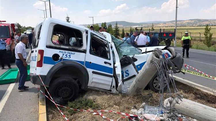 Uşak'ta polis aracı beton direğe çarptı: 1 şehit
