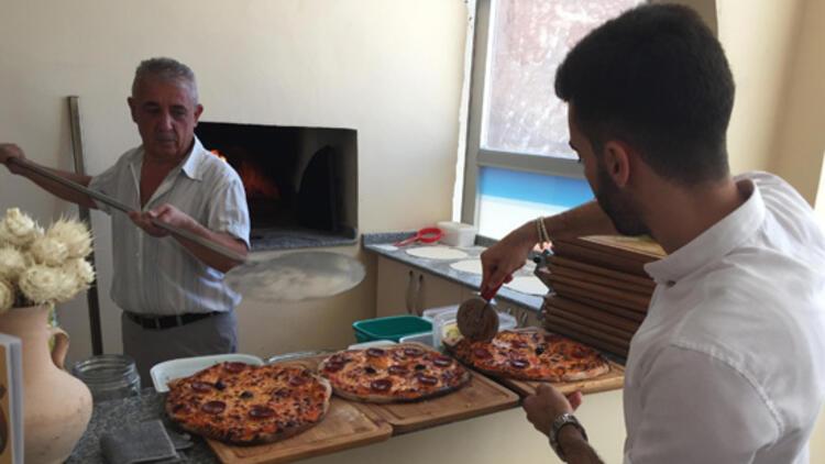 Süryani ortakların pizza dükkanı törenle açıldı Son Dakika Haberler