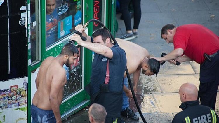 Londra'da yine asit şoku! Yolda yürürken yüzlerine attılar