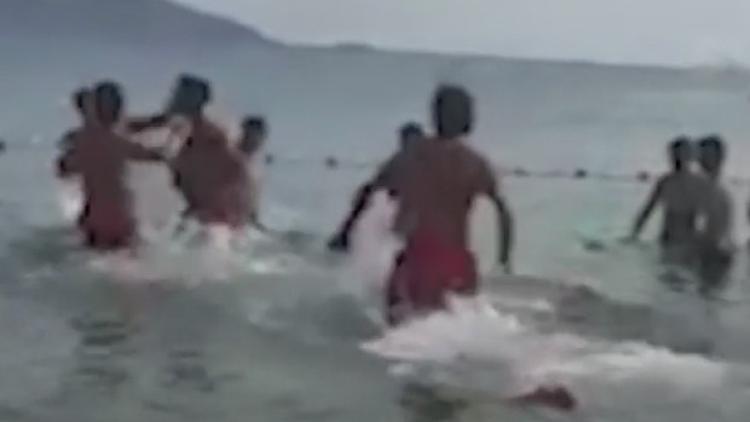 Cankurtaranlardan denizde dayak