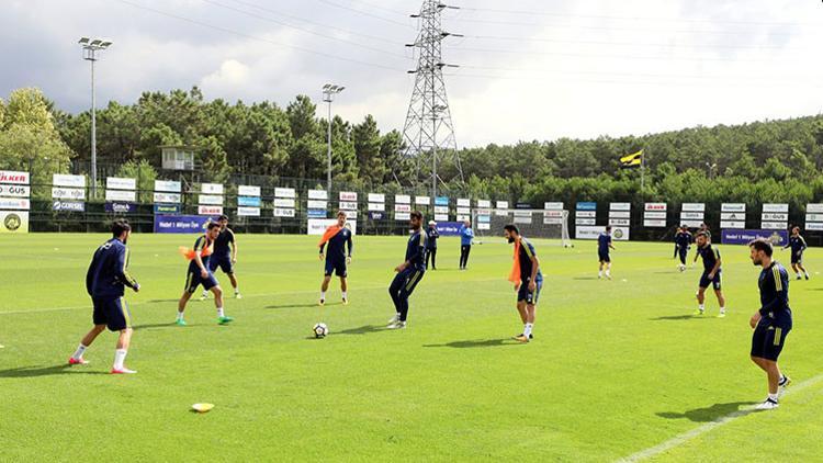 Alper Potuk ve Van Persie çalışmalarını salonda sürdürdü