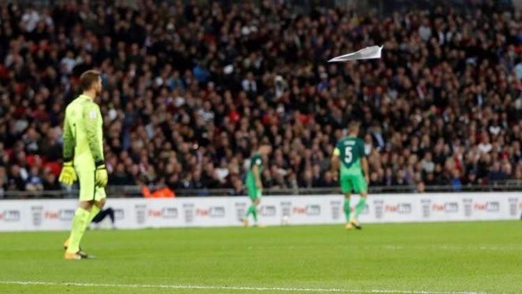 Taraftar 'uçakla' gol attı, stat ayağa kalktı!