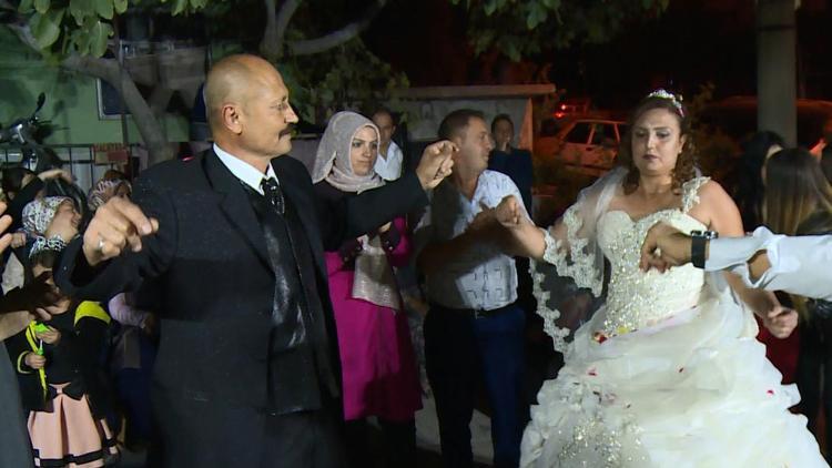 Duvarda bir düğün fotoğrafları olsun diye…