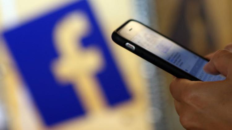 Facebook kapalı olsa bile sesinizi dinliyor!