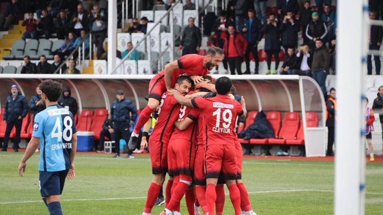 Ümraniyespor Adanademirspor'u sahasında devirdi!