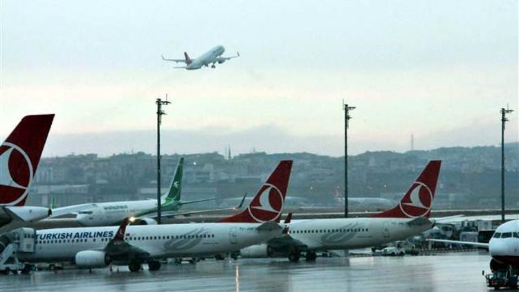 Uçaklar havada tur atıyor... İptal haberleri gelmeye devam ediyor