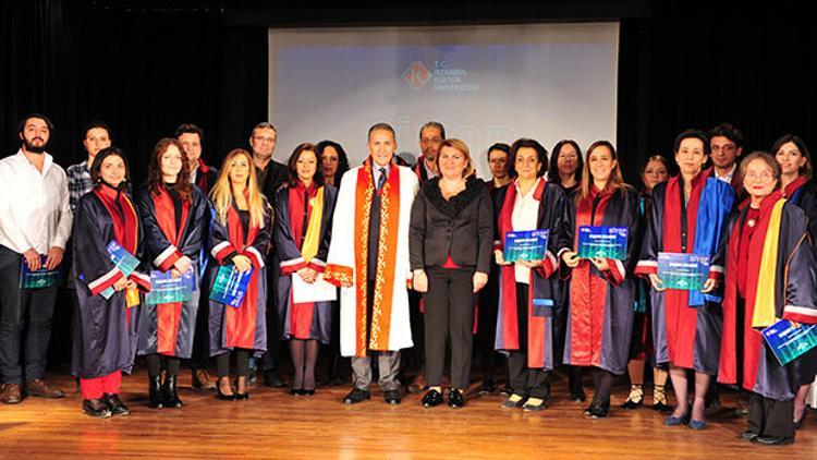 Akademisyenlerin bilimsel yayınlarına ödül