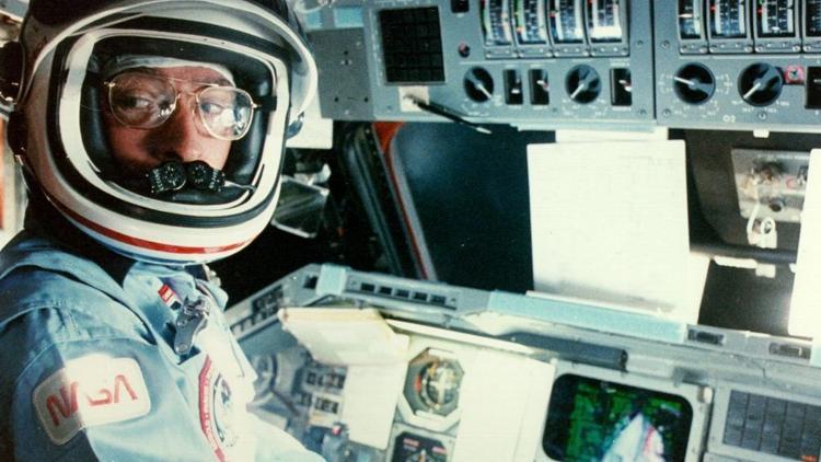 NASA'nın efsanevi astronotu John Young yaşamını yitirdi