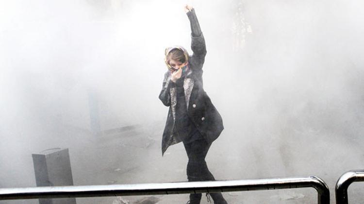 İşte İran’daki protestocu o gençler... Popçunun cenazesinden sokaklara