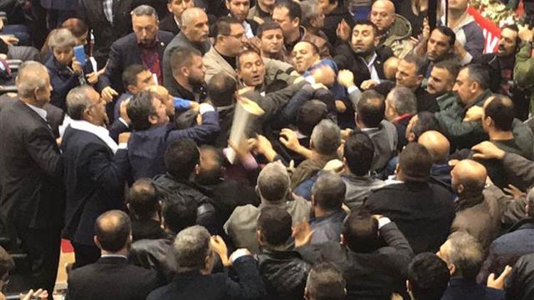 CHP kongresinde gergin anlar...