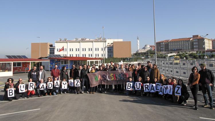 Sanatçılar Osman Kavala için Silivri'deydi...