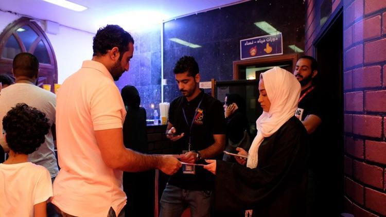 Suudi Arabistan'da 35 yıl sonra bir ilk! Sinemaya akın ettiler