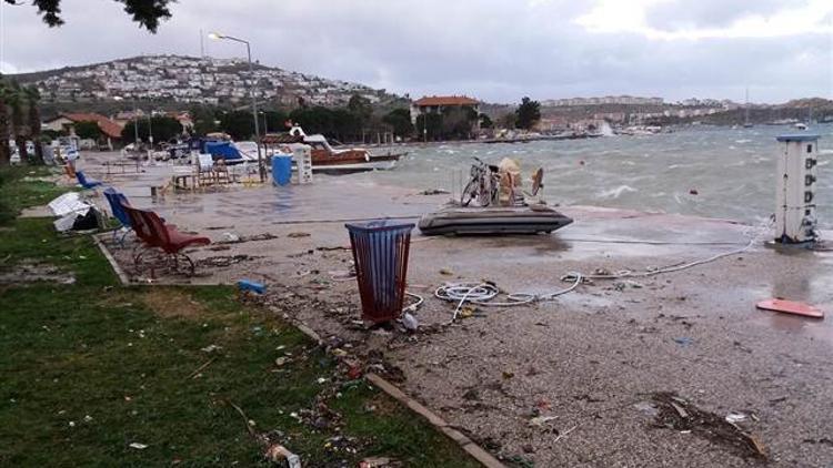 Foça'yı lodos vurdu, işletmelerin masa ve sandalyeleri denize uçtu