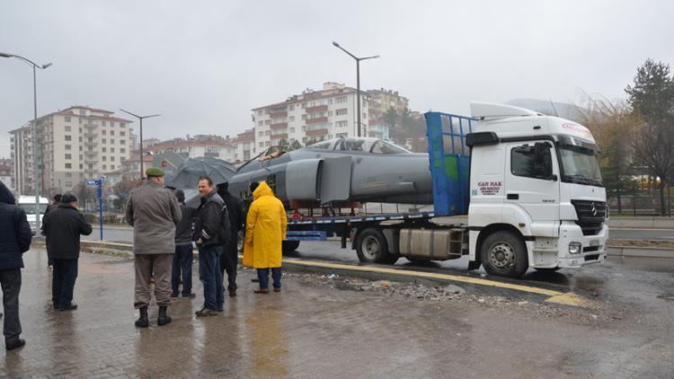 Savaş uçağını görenler şaşırdı