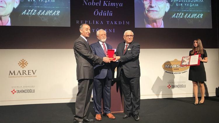 Prof. Sancar, replikasını Artukulu Üniversitesi’ne bağışladı
