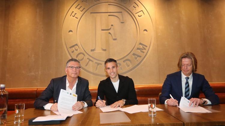 Robin van Persie imzayı attı