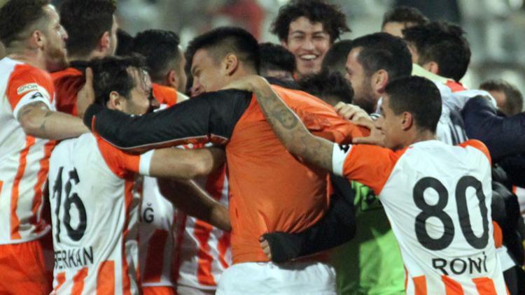 Adana derbisinde gülen Adanaspor