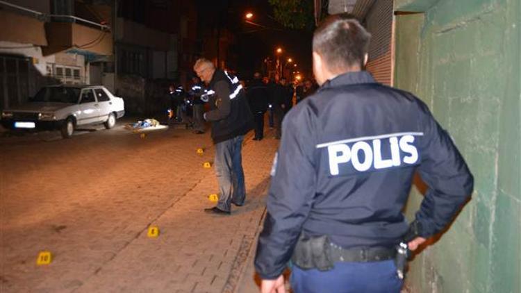 Tutukluk yapan silahını kontrol ederken kendini başından vurdu