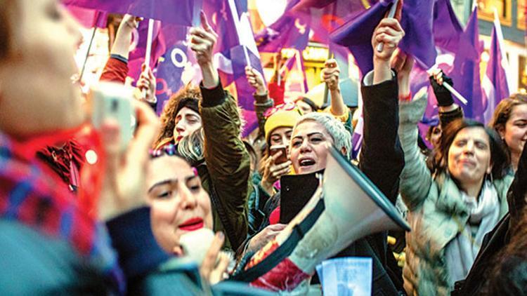 Süper kadın olmamız bekleniyor, olabiliriz ama çok yorucu