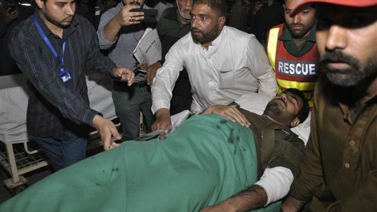Pakistan'da cemaat toplantısına canlı bomba saldırısı: 8 ölü