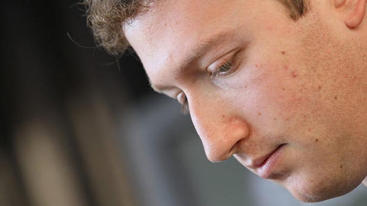 Facebook'un patronu bir günde 4 milyar dolarını kaybetti!