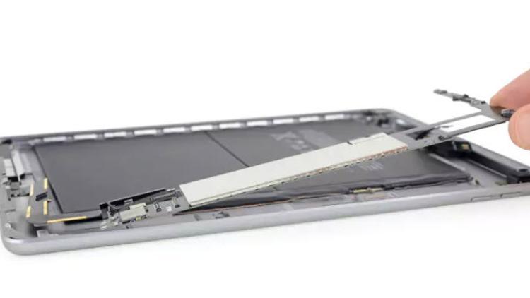 Apple'ın yeni iPad'i paramparça oldu! İçinden...