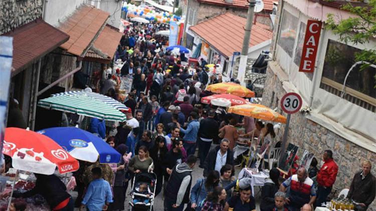 Yeşilüzümlü festivaline onbinler akın etti