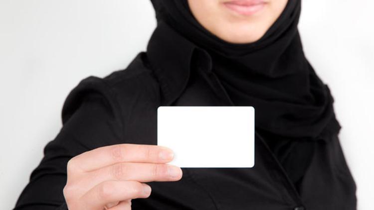 Alman hükümeti başörtüsü yasağına mesafeli