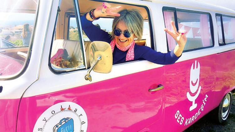 Ses kardeşim yollarda! Pembe Vosvos’la kurulan köprü